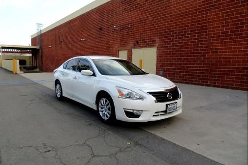 White 2015 Nissan Altima 2.5 SV