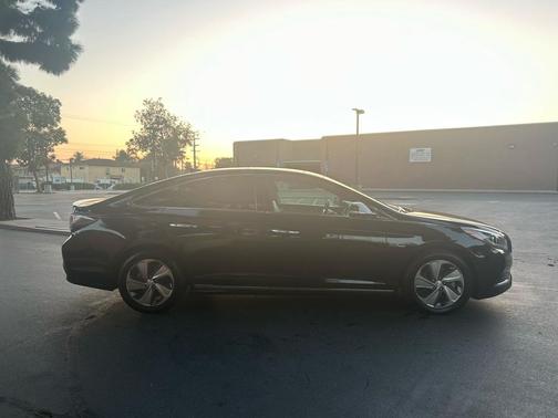 2017 Hyundai SONATA Hybrid Limited