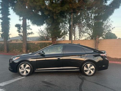 2017 Hyundai SONATA Hybrid Limited