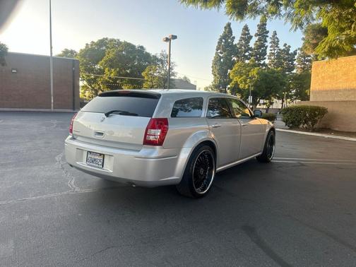 2008 Dodge Magnum Base