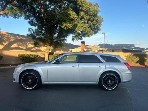 2008 Dodge Magnum Base