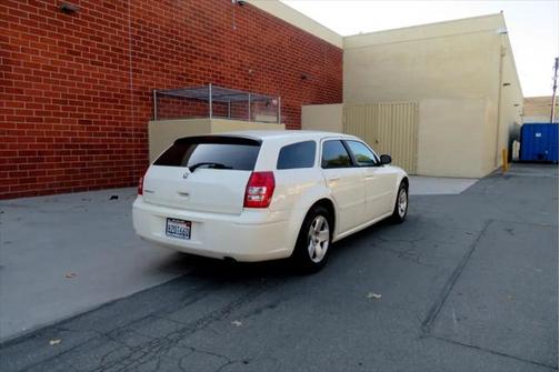 2005 Dodge Magnum SE