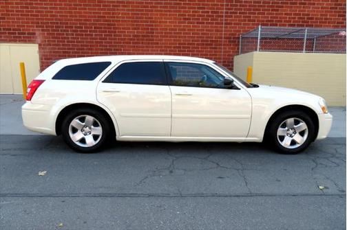 2005 Dodge Magnum SE