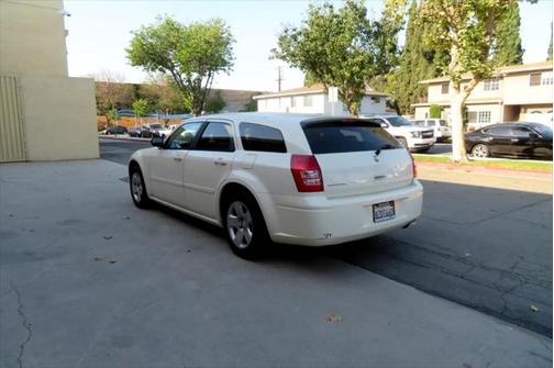 2005 Dodge Magnum SE