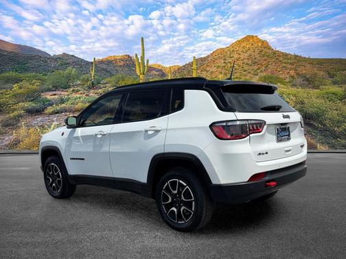 Bright White Clearcoat 2025 Jeep Compass Trailhawk