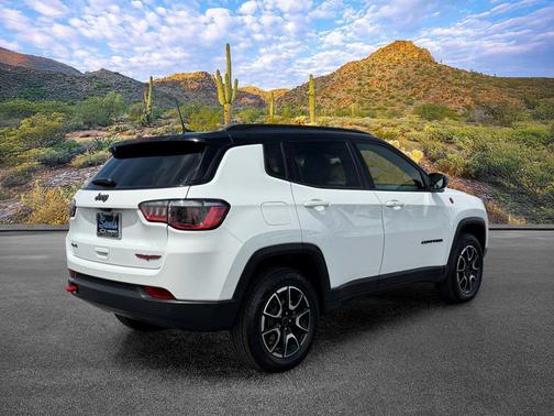 Bright White Clearcoat 2025 Jeep Compass Trailhawk