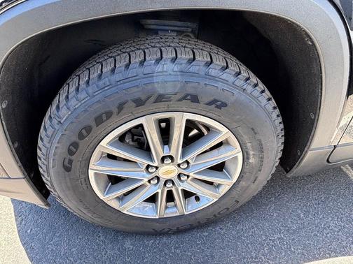 Mosaic Black Metallic 2023 Chevrolet Traverse LT Cloth