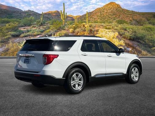 Oxford White 2022 Ford Explorer XLT