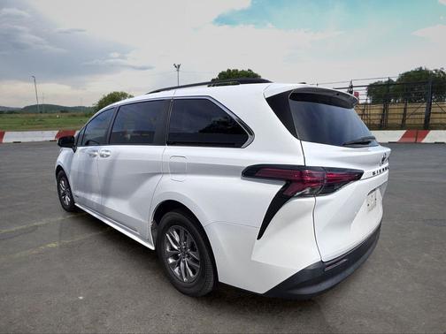 Super White 2021 Toyota Sienna LE