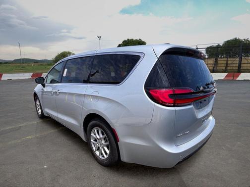 Silver Mist Clearcoat 2024 Chrysler Pacifica Touring L