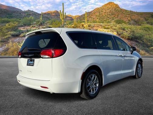 2022 Chrysler Voyager LX