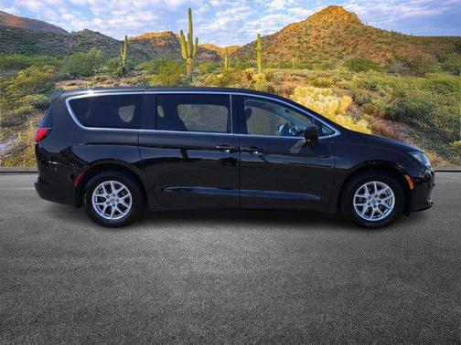 2022 Chrysler Voyager LX