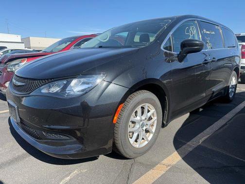 2022 Chrysler Voyager LX