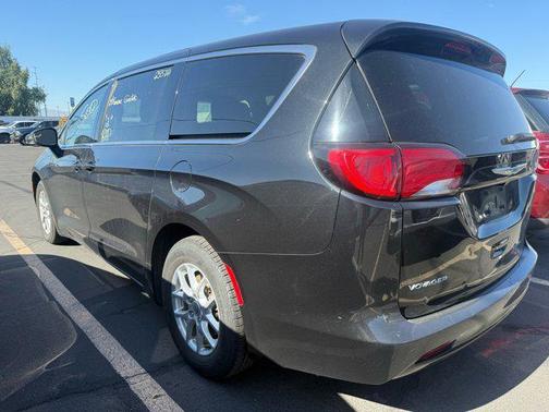 2022 Chrysler Voyager LX