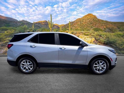 Silver Ice Metallic 2022 Chevrolet Equinox LS