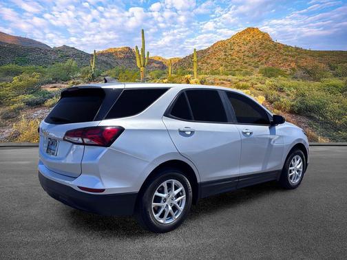 Silver Ice Metallic 2022 Chevrolet Equinox LS