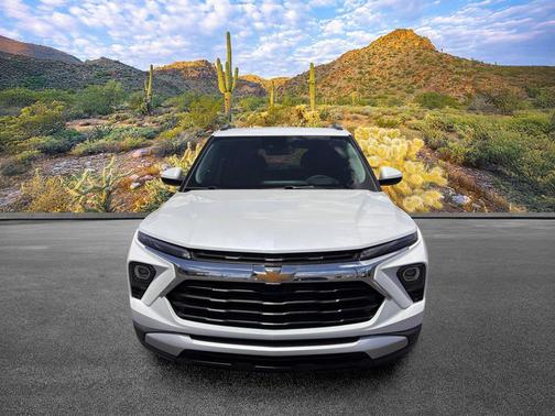 Iridescent Pearl Tricoat 2024 Chevrolet Trailblazer LT