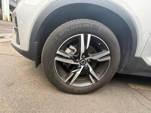 2024 Volvo XC40 B5 Core