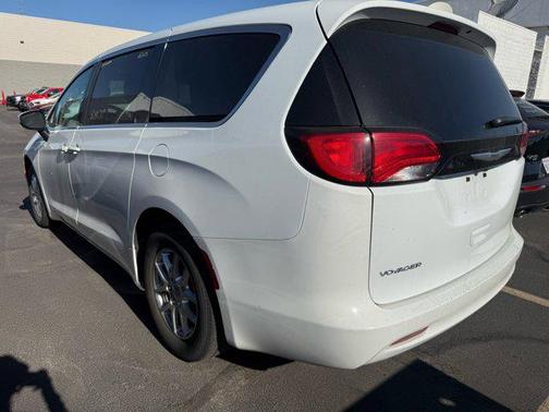 2022 Chrysler Voyager LX