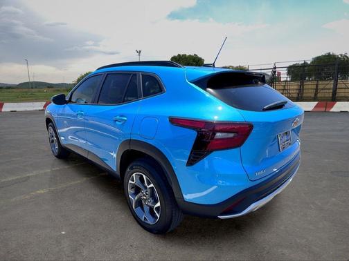 Marina Blue Metallic 2025 Chevrolet Trax LT
