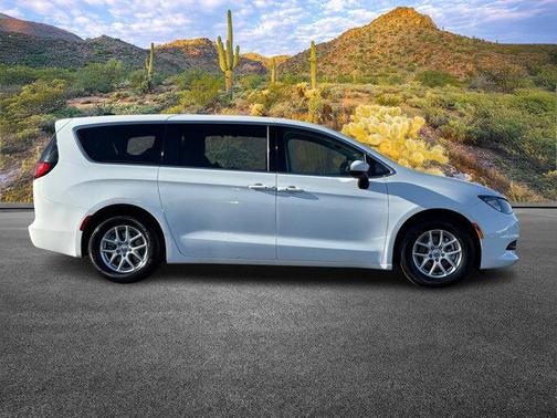 2022 Chrysler Voyager LX