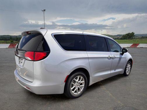 Silver Mist Clearcoat 2023 Chrysler Voyager LX