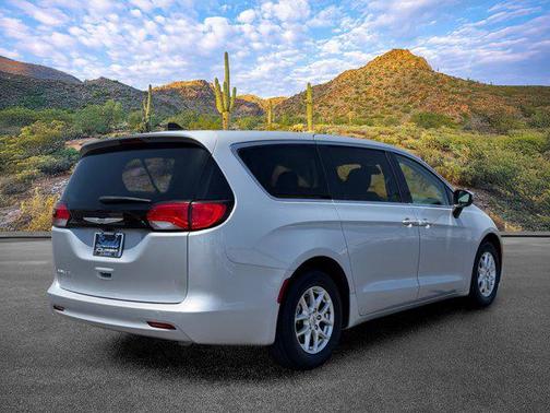 Silver Mist Clearcoat 2023 Chrysler Voyager LX