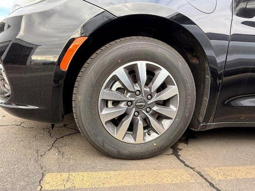 2024 Chrysler Pacifica Hybrid Select