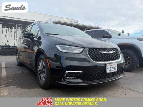 2024 Chrysler Pacifica Hybrid Select