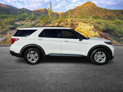 Oxford White 2022 Ford Explorer XLT