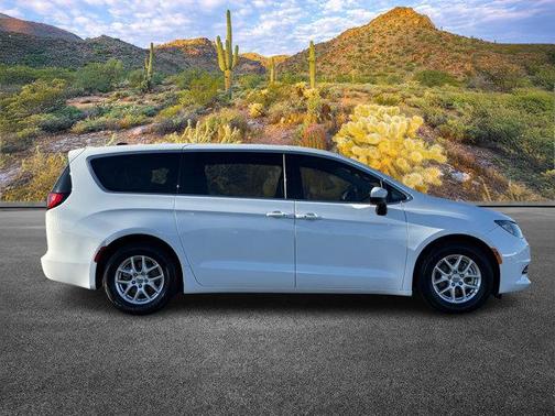 2022 Chrysler Voyager LX