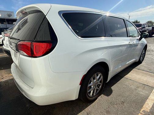 2022 Chrysler Voyager LX