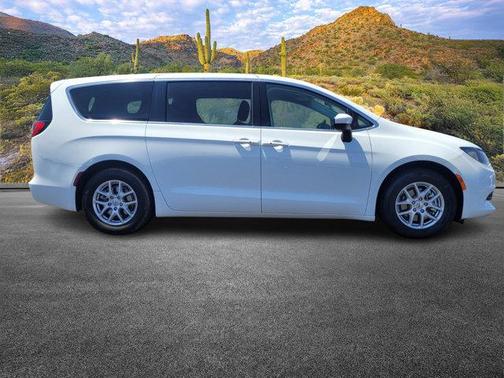 2022 Chrysler Voyager LX