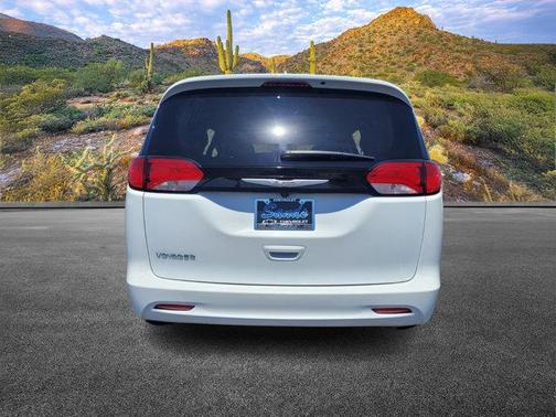 2022 Chrysler Voyager LX