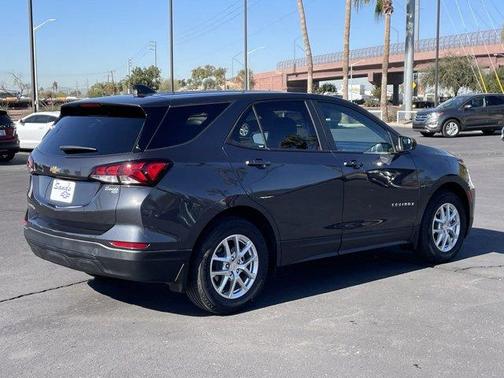 Photo 3 of 31 of 2022 Chevrolet Equinox LS