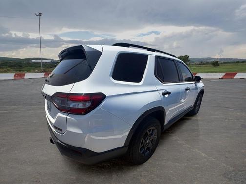 White 2025 Honda Pilot TrailSport