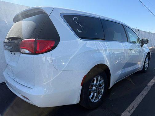2022 Chrysler Voyager LX