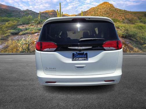 2022 Chrysler Voyager LX