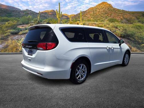 2022 Chrysler Voyager LX