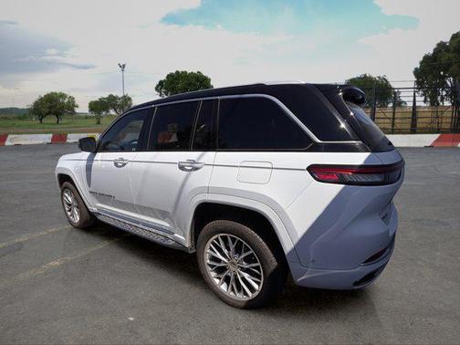 Bright White Clearcoat 2023 Jeep Grand Cherokee Summit