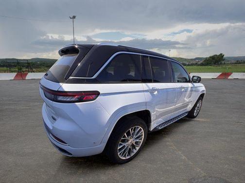 Bright White Clearcoat 2023 Jeep Grand Cherokee Summit