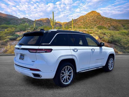 Bright White Clearcoat 2023 Jeep Grand Cherokee Summit