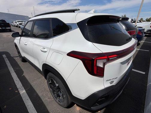 Snow White Pearl 2024 Kia Seltos EX