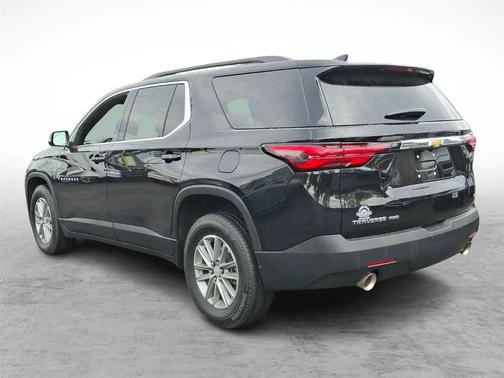 Mosaic Black Metallic 2022 Chevrolet Traverse LT Cloth