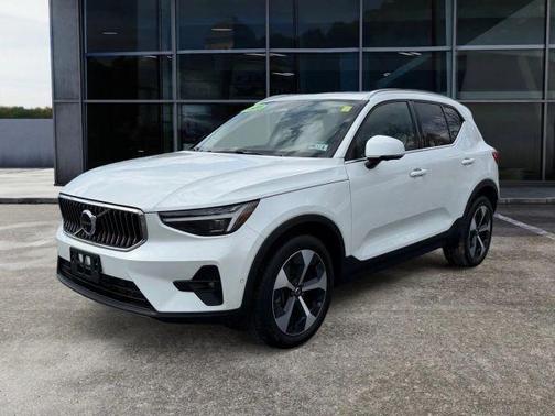 2025 Volvo XC40 B5 Plus Bright Theme