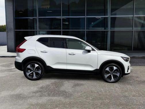 2025 Volvo XC40 B5 Plus Bright Theme