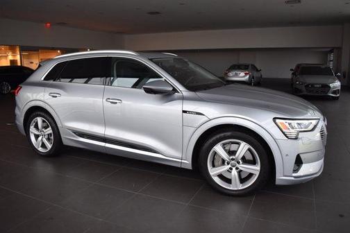 Photo 4 of 34 of 2019 Audi e-tron Prestige