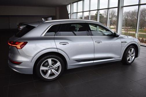 Photo 5 of 34 of 2019 Audi e-tron Prestige