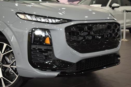 Arrow Gray Pearl Effect 2026 Audi Q3 S line