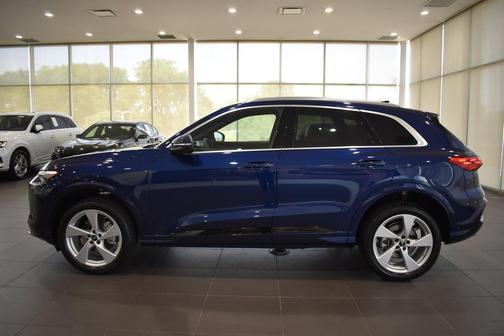 Navarra Blue Metallic 2026 Audi Q5 Premium Plus TFSI quattro S tronic
